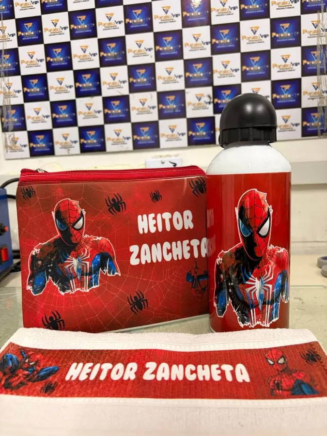 Kit de bolsa, garrafa e toalha personalizados